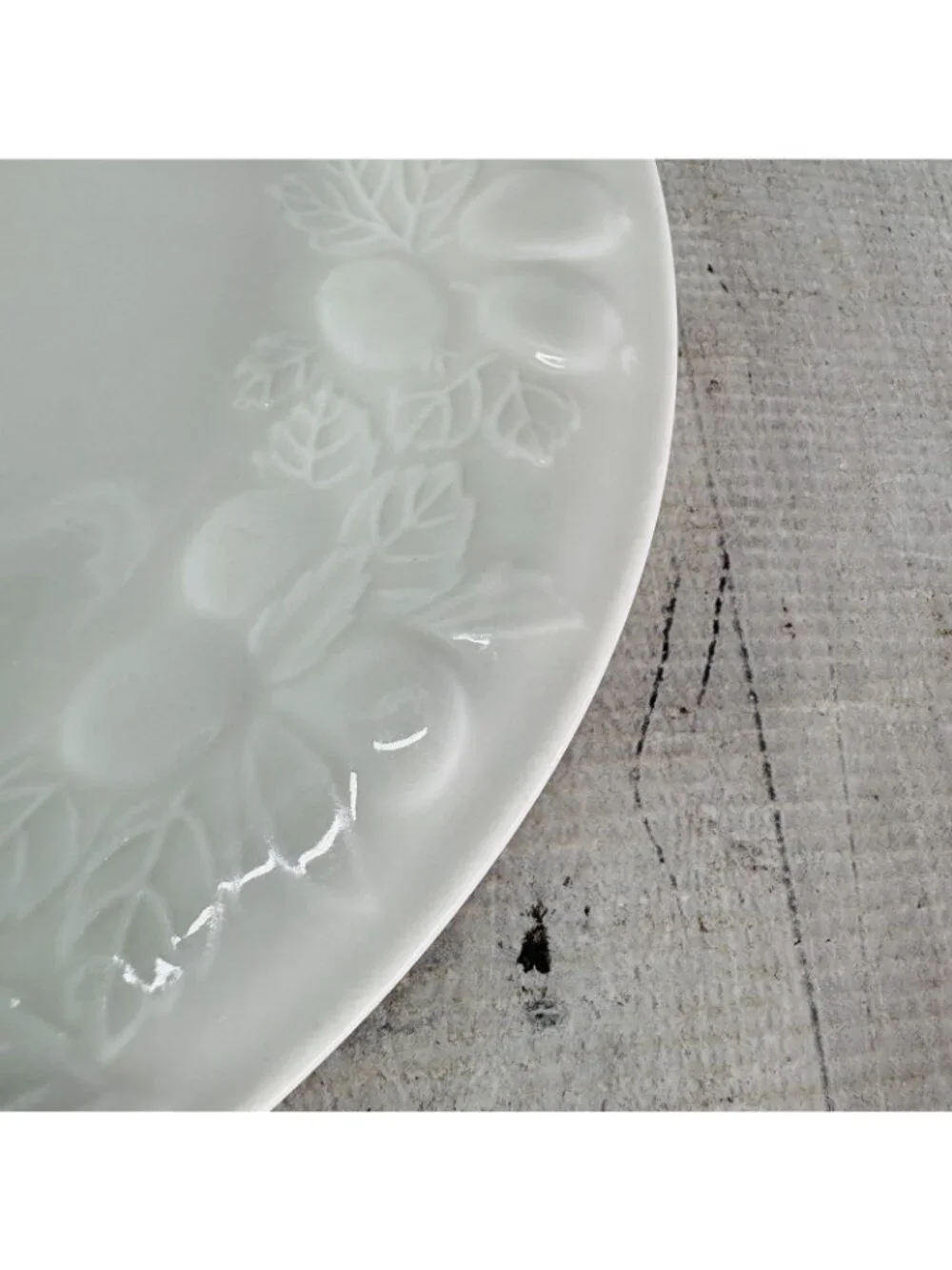 Gibson FRUIT Embossed Fruit White Shades Ceramic 10 1/8